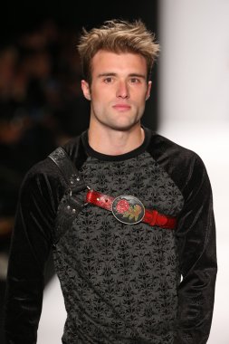 Bay Triple X tasarımı sanat kalpler moda göstermek