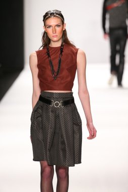 Bay Triple X tasarımı sanat kalpler moda göstermek