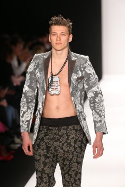 Bay Triple X tasarımı sanat kalpler moda göstermek