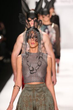 Bay Triple X tasarımı sanat kalpler moda göstermek