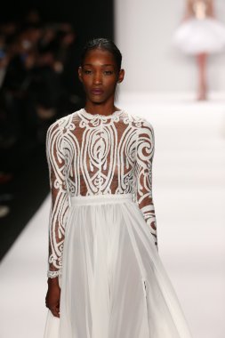 Walter Mendez tasarımı sanat kalpler moda göstermek