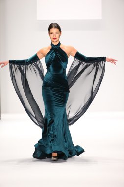 Walter Mendez tasarımı sanat kalpler moda göstermek