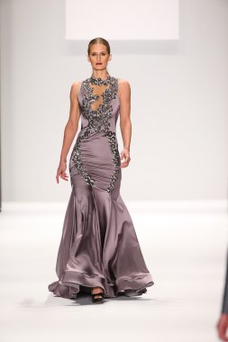 Walter Mendez tasarımı sanat kalpler moda göstermek