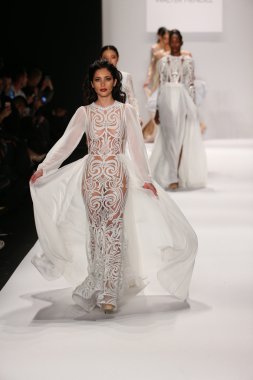 Walter Mendez tasarımı sanat kalpler moda göstermek