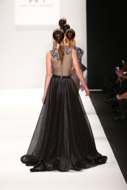 Walter Mendez tasarımı sanat kalpler moda göstermek