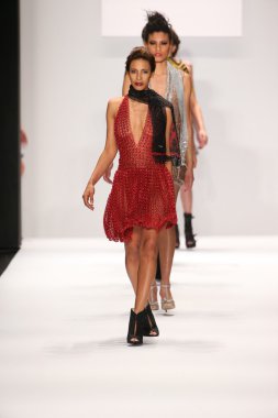 Li Jon heykel Couture Tasarım sanat kalpler moda göstermek