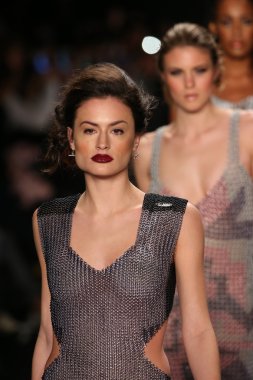 Li Jon heykel Couture Tasarım sanat kalpler moda göstermek