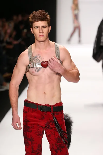 Mister Triple X design at the Art Hearts Fashion show — Stock Photo, Image
