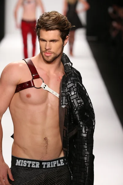 Diseño Mister Triple X en el desfile de moda Art Hearts — Foto de Stock