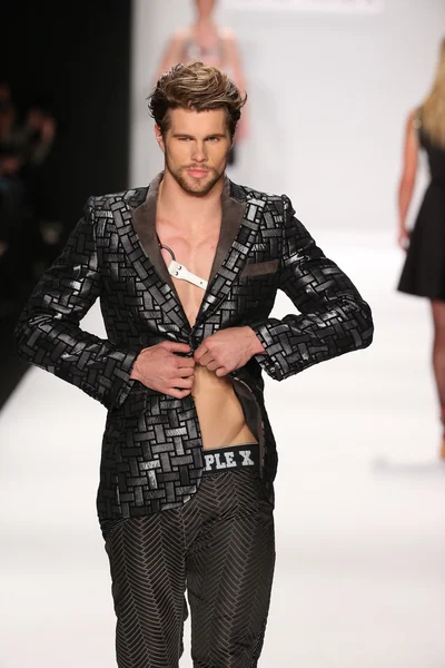 Mister Triple X design at the Art Hearts Fashion show — Stock Photo, Image