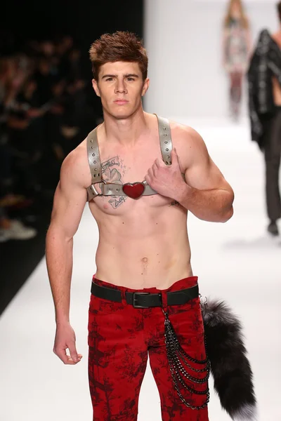 Mister Triple X design at the Art Hearts Fashion show — Stock Photo, Image