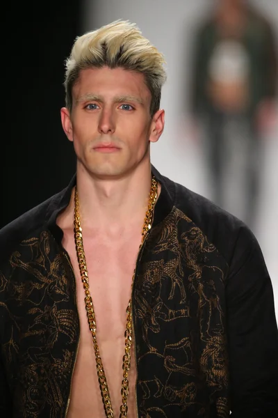 Diseño Mister Triple X en el desfile de moda Art Hearts — Foto de Stock