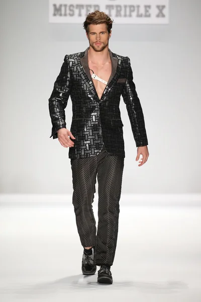 Mister Triple X design at the Art Hearts Fashion show — Stock Photo, Image