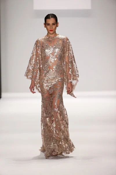 Walter Mendez design no desfile de moda Art Hearts — Fotografia de Stock