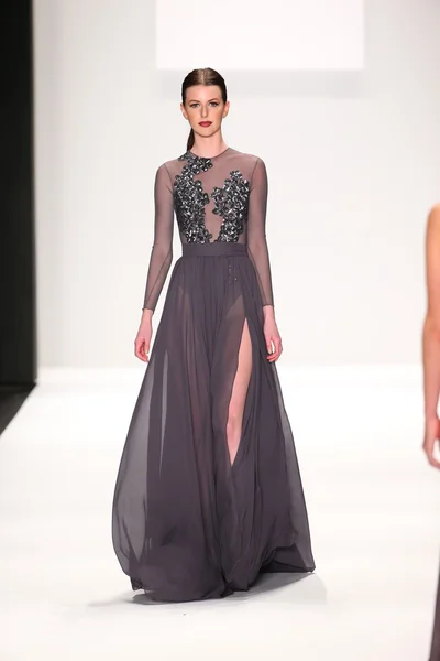 Walter Mendez design at the Art Hearts Fashion show — Stock Photo, Image