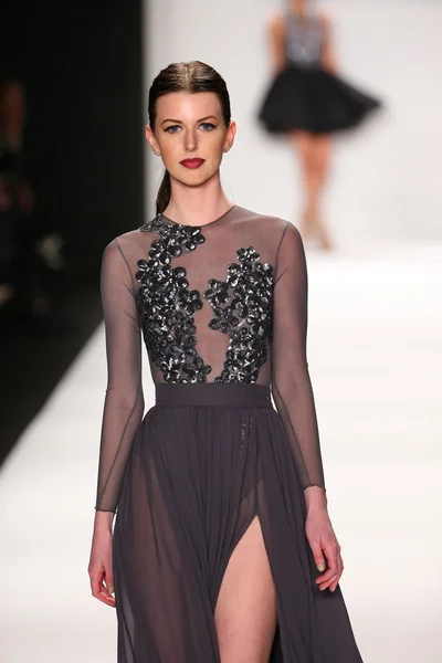 Walter Mendez design at the Art Hearts Fashion show — Stock Photo, Image