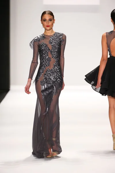 Walter Mendez design at the Art Hearts Fashion show — Stock Photo, Image