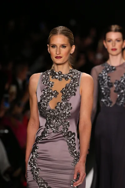 Walter Mendez design at the Art Hearts Fashion show — Stock Photo, Image