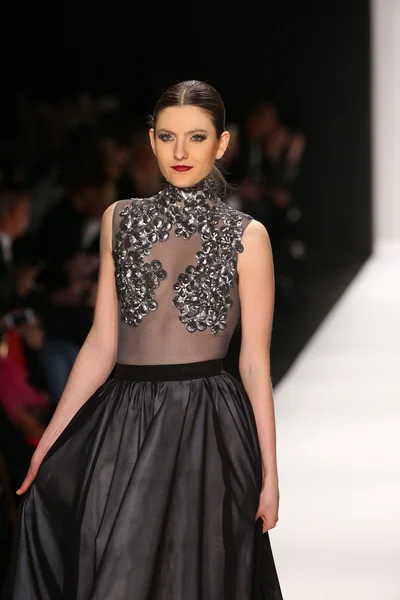 Walter Mendez design at the Art Hearts Fashion show — Stock Photo, Image