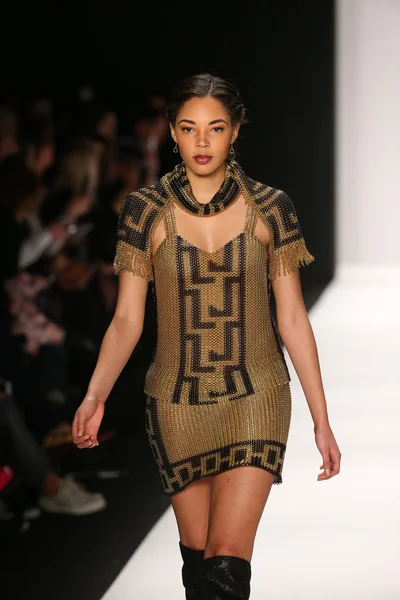 Li Jon gebeeldhouwd Couture design aan het Art harten Fashion show — Stockfoto