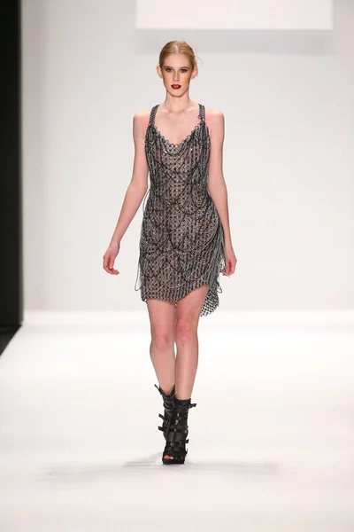Li Jon vytvarovaný Couture design na Art Hearts módní show — Stock fotografie