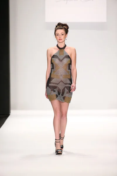 Li Jon Sculptured Couture design at the Art Hearts Fashion show — Stock Photo, Image