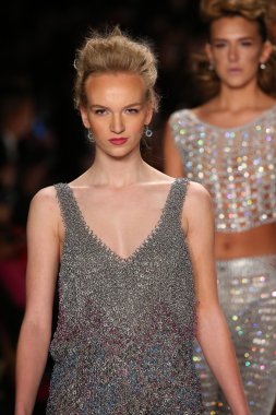 Li Jon heykel Couture Tasarım sanat kalpler moda göstermek