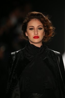 Hallie Sara tasarımı sanat Hearts moda göstermek