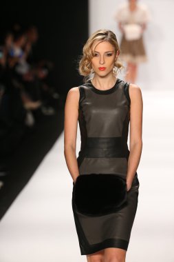 Hallie Sara tasarımı sanat Hearts moda göstermek