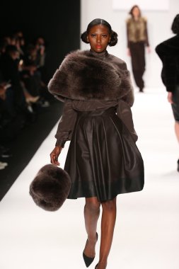 Hallie Sara tasarımı sanat Hearts moda göstermek