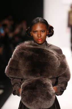 Hallie Sara tasarımı sanat Hearts moda göstermek