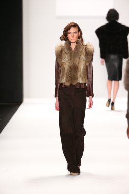Hallie Sara tasarımı sanat Hearts moda göstermek