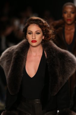 Sanat kalpler defile