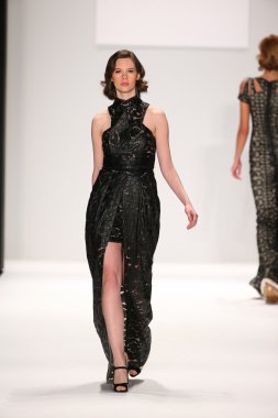 Sanat kalpler defile