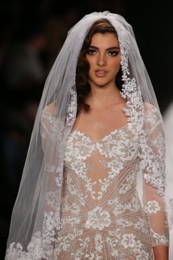 Sanat kalpler defile