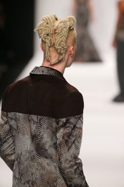 Sanat kalpler defile