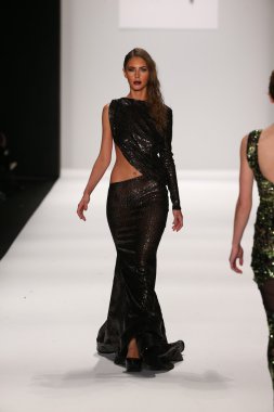 Sanat kalpler defile