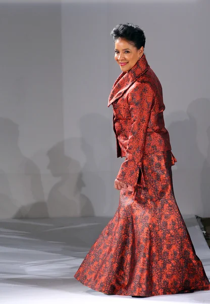 Phylicia Rashad en el desfile de moda B Michael America — Foto de Stock