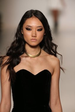 Mark ve Estel defile