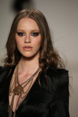 Mark ve Estel defile