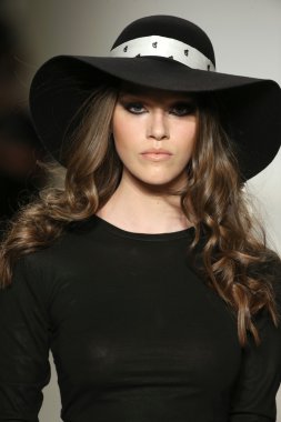 Mark ve Estel defile