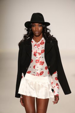 Mark ve Estel defile