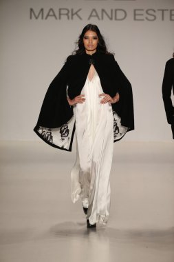 Mark ve Estel defile