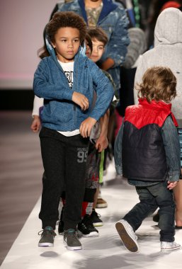 Nike Levi's çocuklar defile