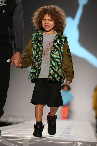 Nike Levi děti módní přehlídky — Stock fotografie