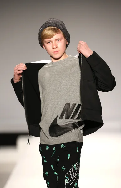 Nike Levi's Kids modevisning — Stockfoto