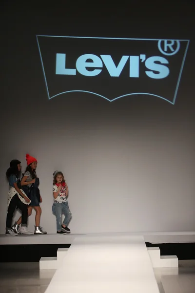 Nike Levi's Kids modeshow — Stockfoto