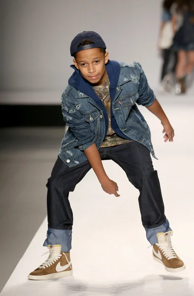 Nike Levi's Kids modeshow — Stockfoto