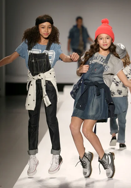 Desfile de moda Nike Levi 's Kids —  Fotos de Stock