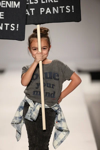 Nike Levi's Kids แฟชั่นโชว์ — ภาพถ่ายสต็อก